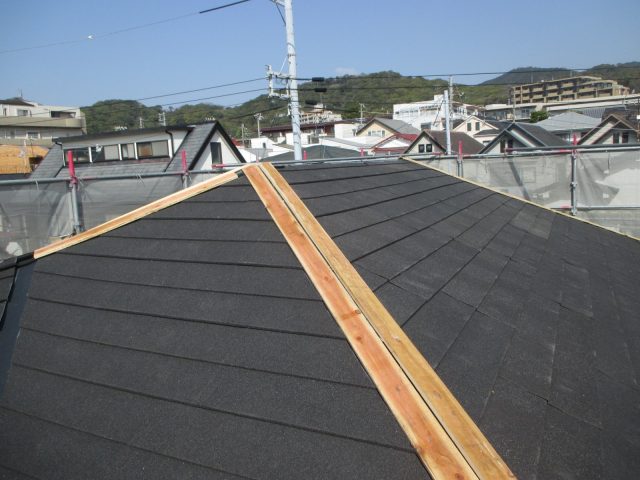 稲美町のカバー工事における棟板金の木下地施工